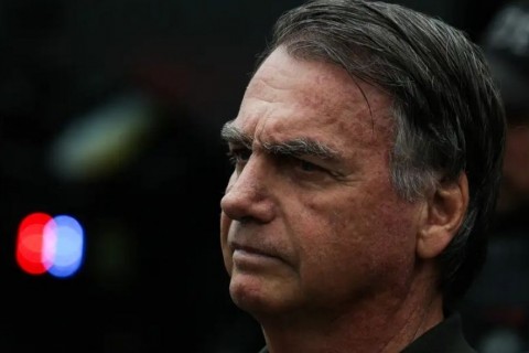 Bolsonaro passa mal, sofre queda em cela da PF e é mantido em observação, diz Michelle