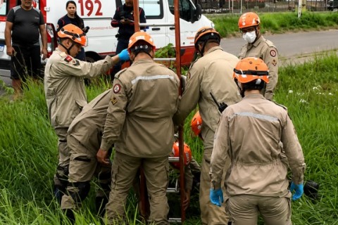 Mulher cai em bueiro de mais de 6 metros ao fugir de assalto em João Pessoa