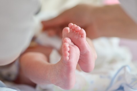 Bebê de 1 mês morre dormindo na cama com os pais, em Campina Grande